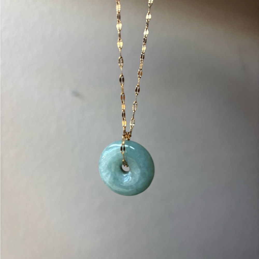 Elegant Gold and Green Pendant Necklace